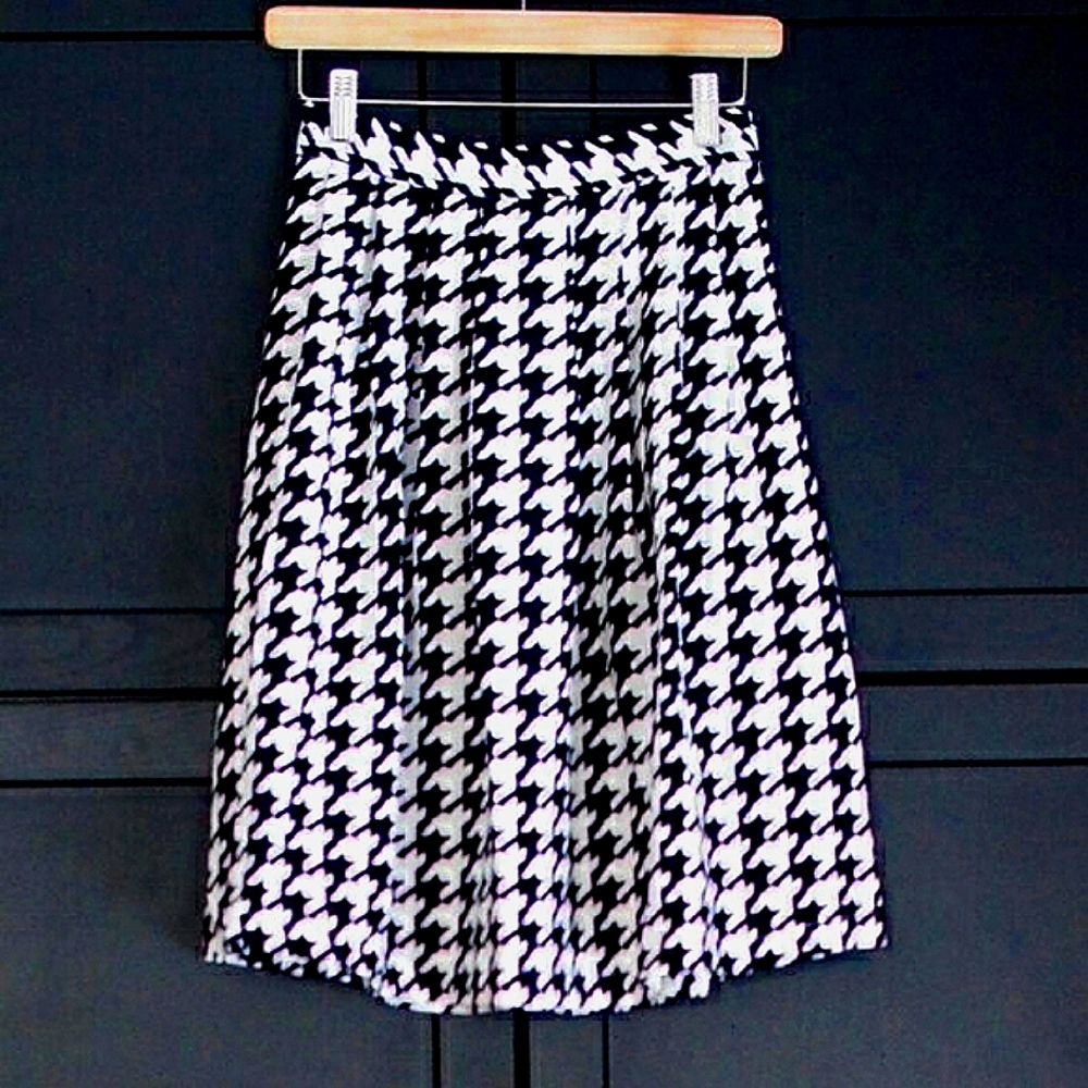 Forever 21 | Houndstooth Print Box Pleat Skirt